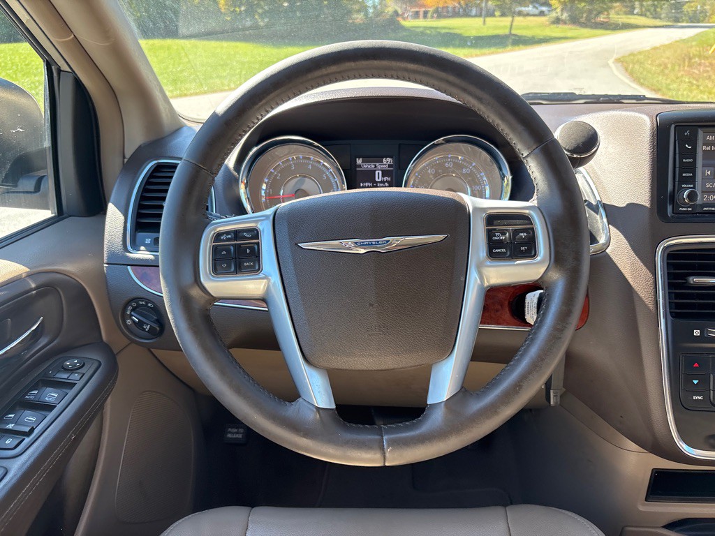 2013 Chrysler Town & Country Image 16