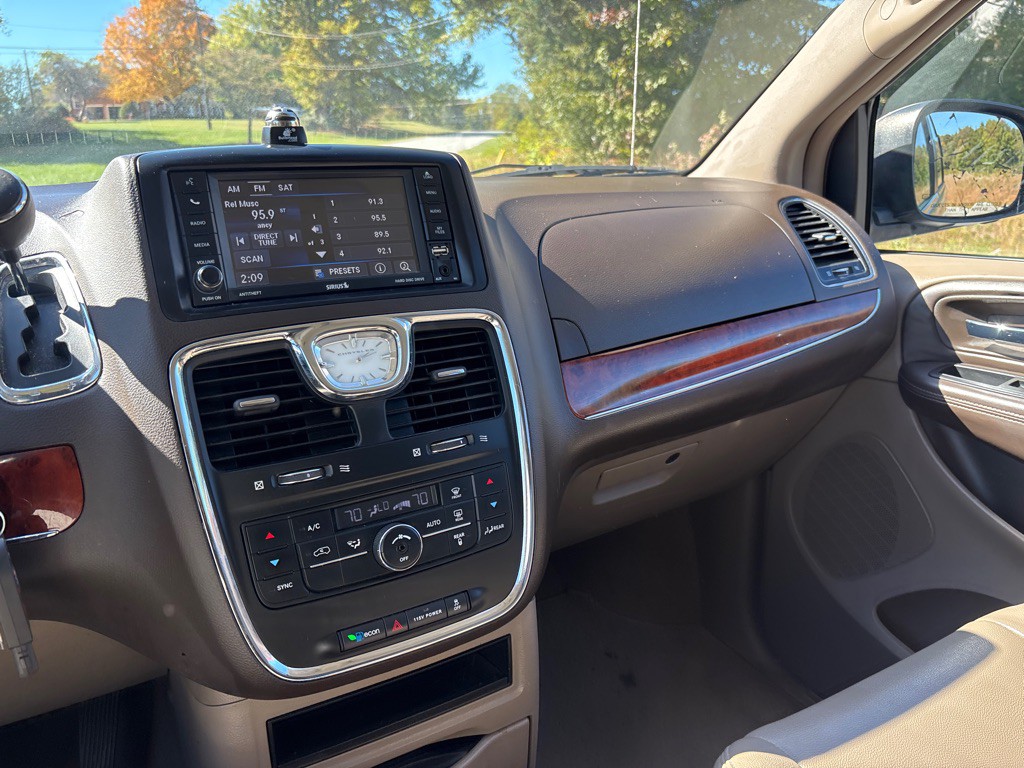 2013 Chrysler Town & Country Image 17