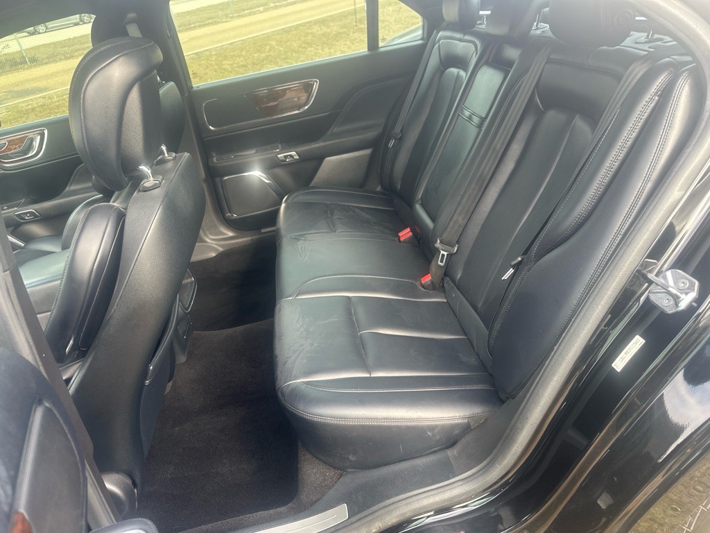 2017 Lincoln Continental Image 11