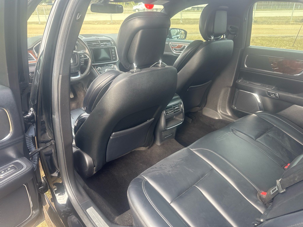 2017 Lincoln Continental Image 12