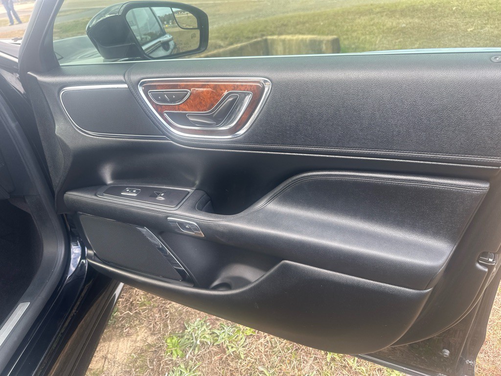 2017 Lincoln Continental Image 17