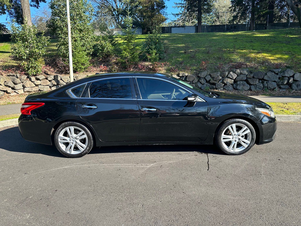 2017 Nissan Altima Image 8