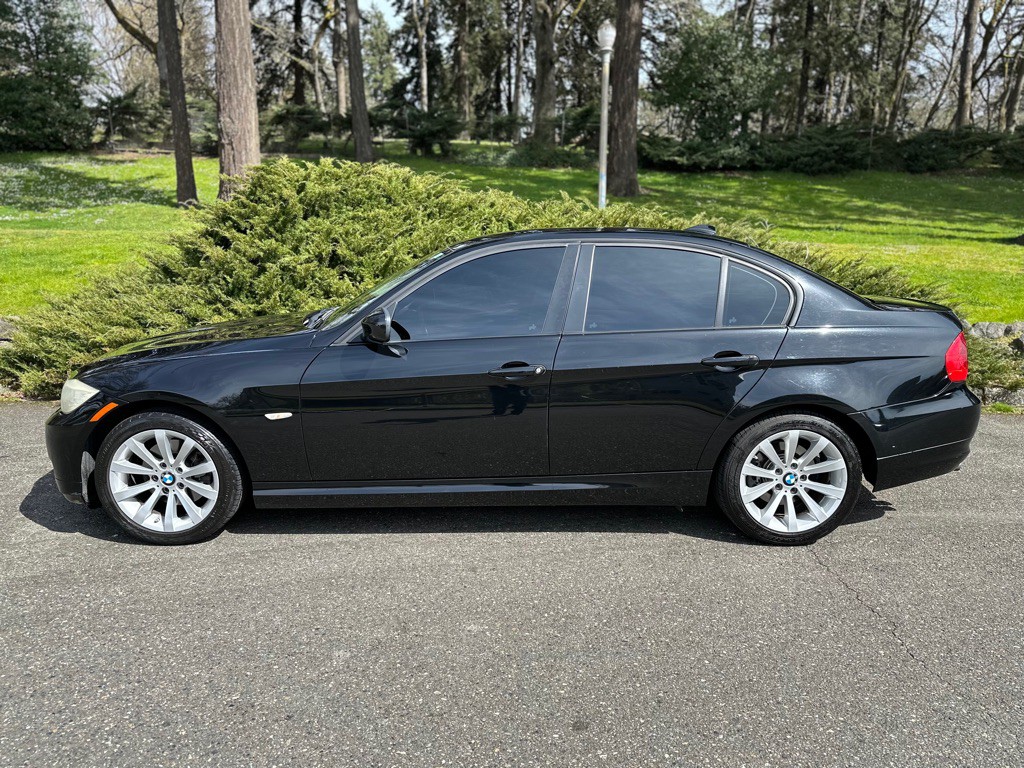 2011 BMW 3 Series Image 3