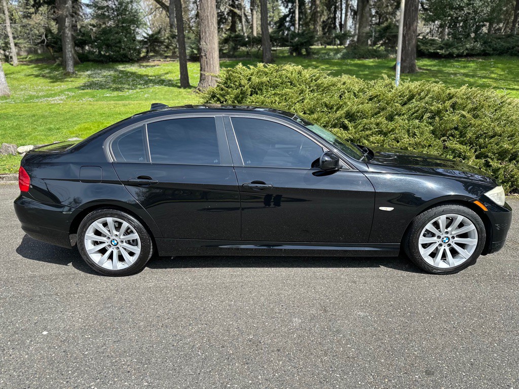2011 BMW 3 Series Image 4
