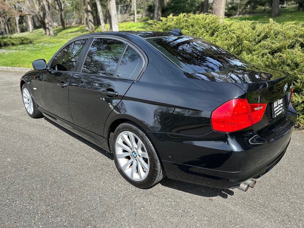 2011 BMW 3 Series Image 7