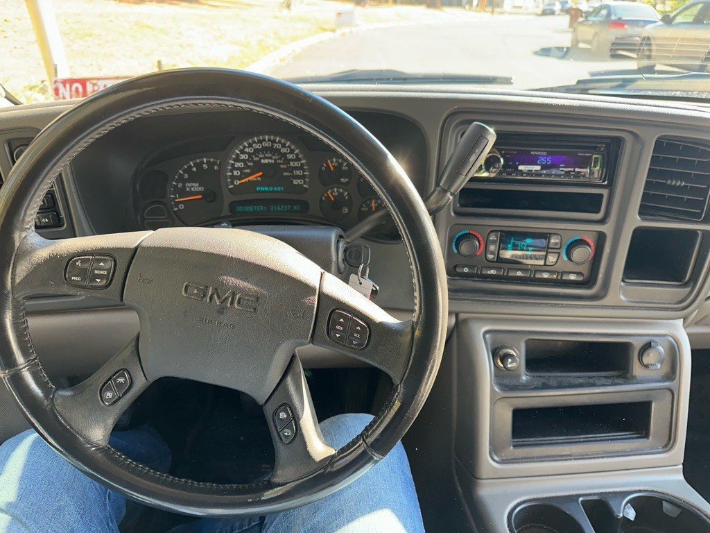 2004 GMC Yukon Image 9