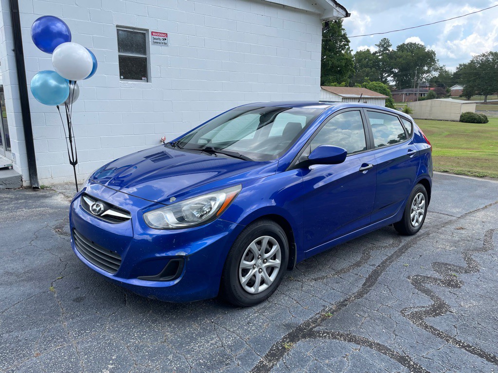 2013 Hyundai Accent Image 2