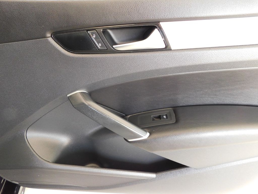 2020 Volkswagen Passat Image 30