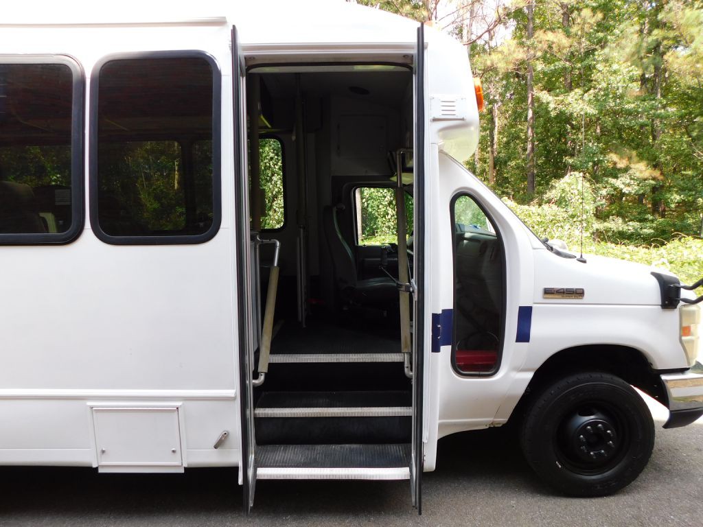 2011 Ford Econoline Image 20