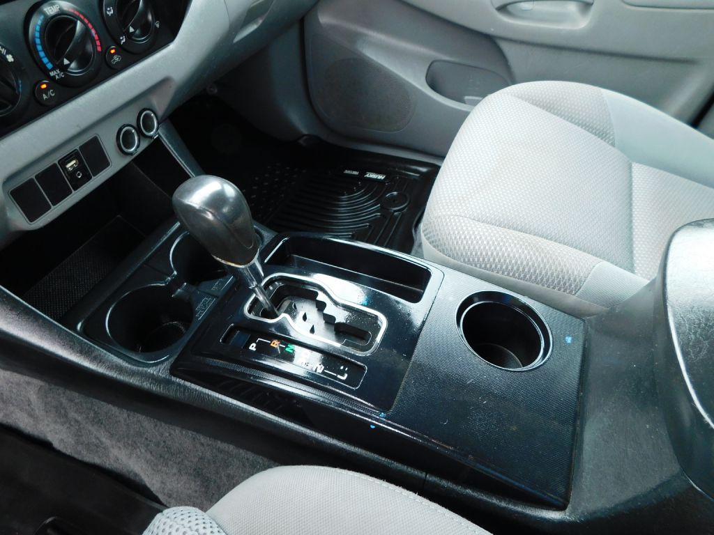 2015 Toyota Tacoma Image 16