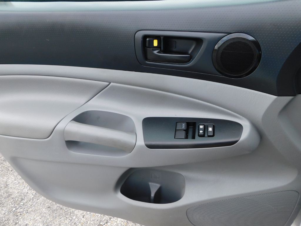 2015 Toyota Tacoma Image 20