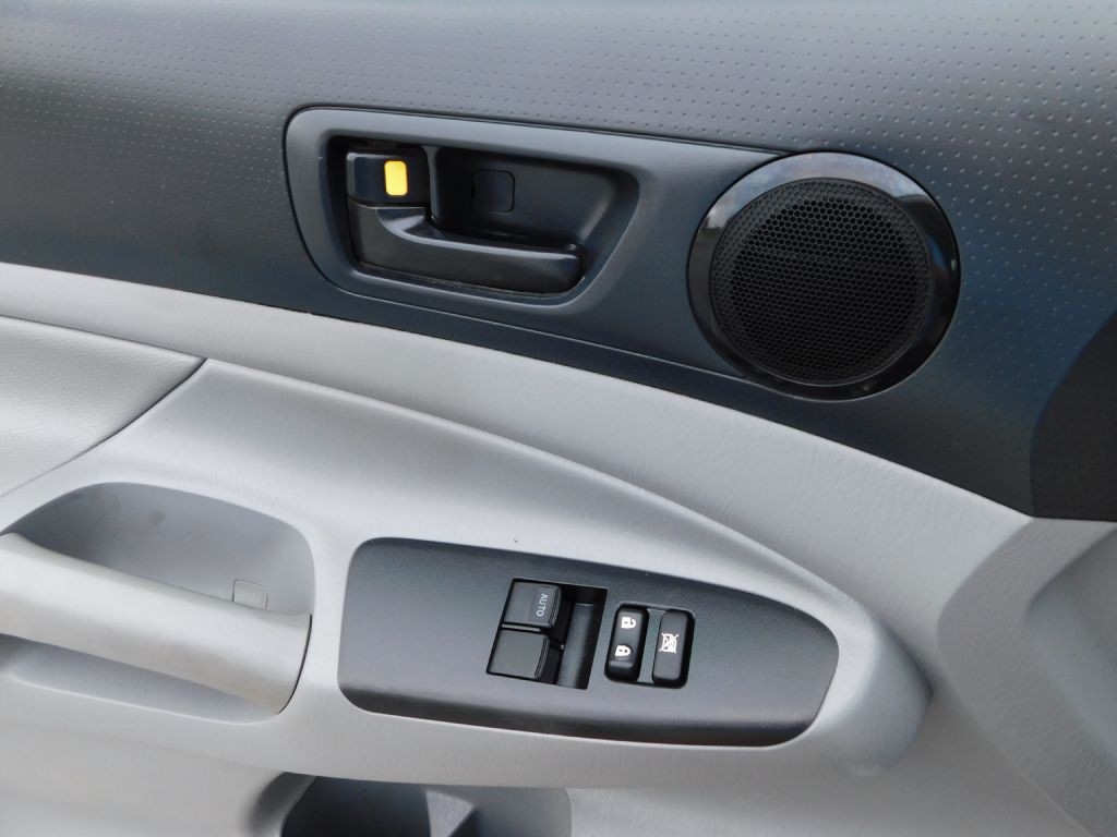 2015 Toyota Tacoma Image 21