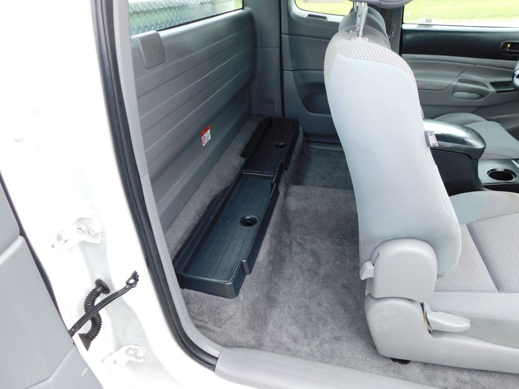 2015 Toyota Tacoma Image 23