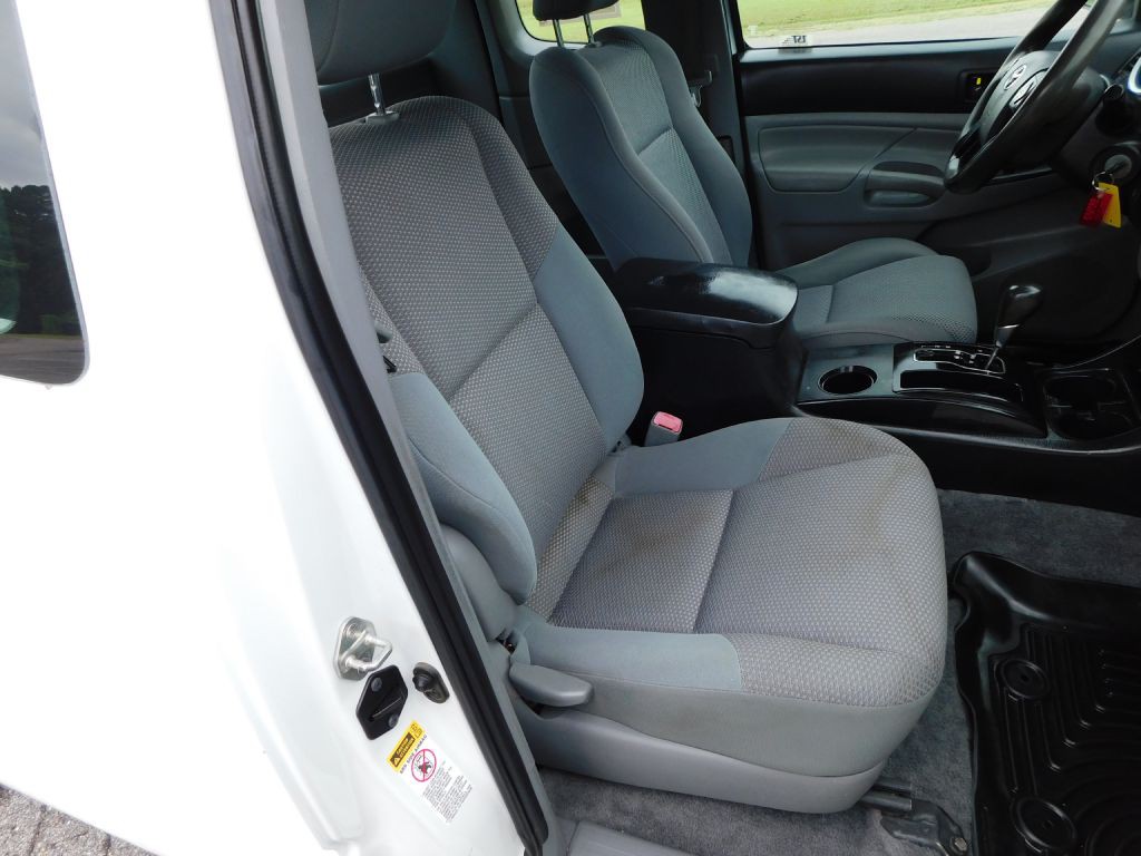 2015 Toyota Tacoma Image 25