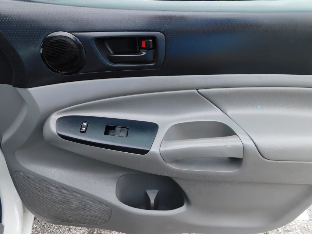 2015 Toyota Tacoma Image 26