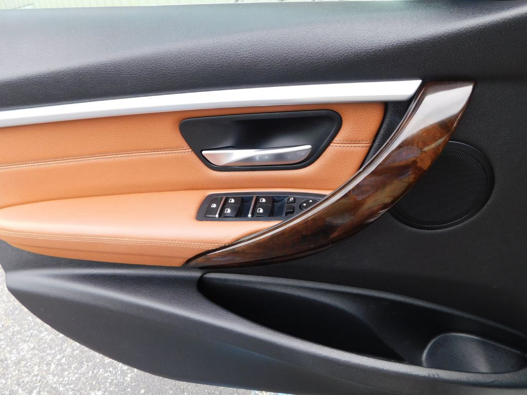 2017 BMW 3 Series Image 23