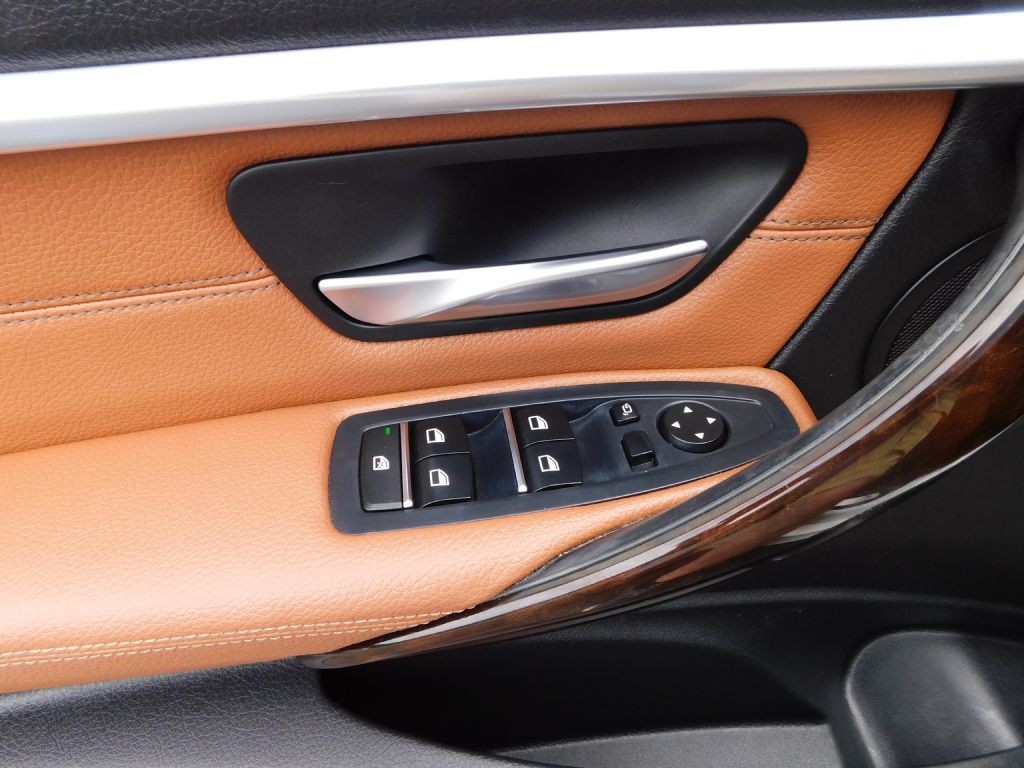 2017 BMW 3 Series Image 24