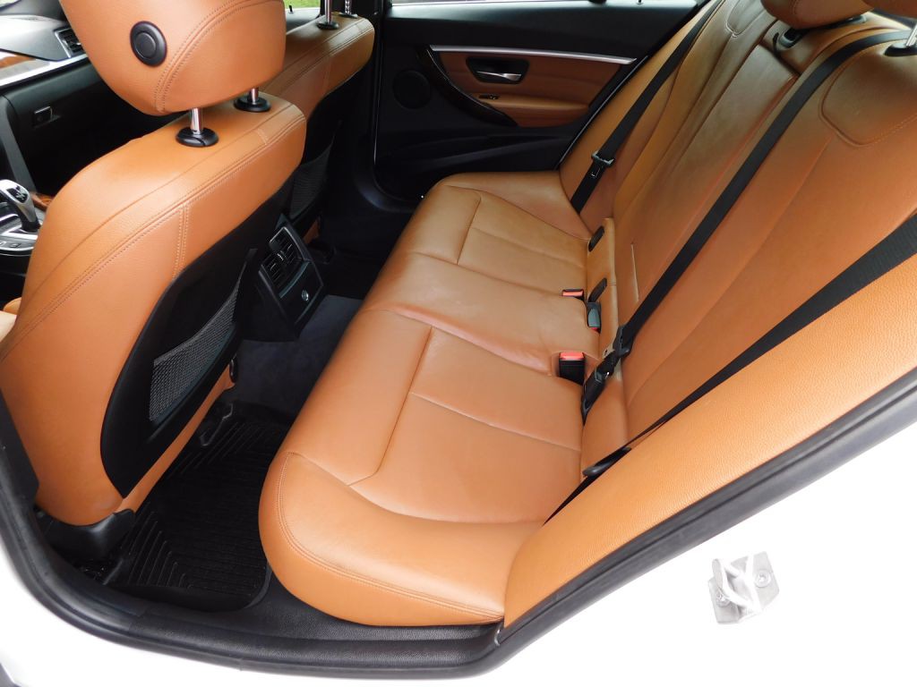 2017 BMW 3 Series Image 25