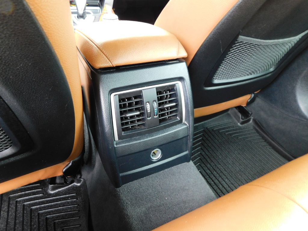 2017 BMW 3 Series Image 26
