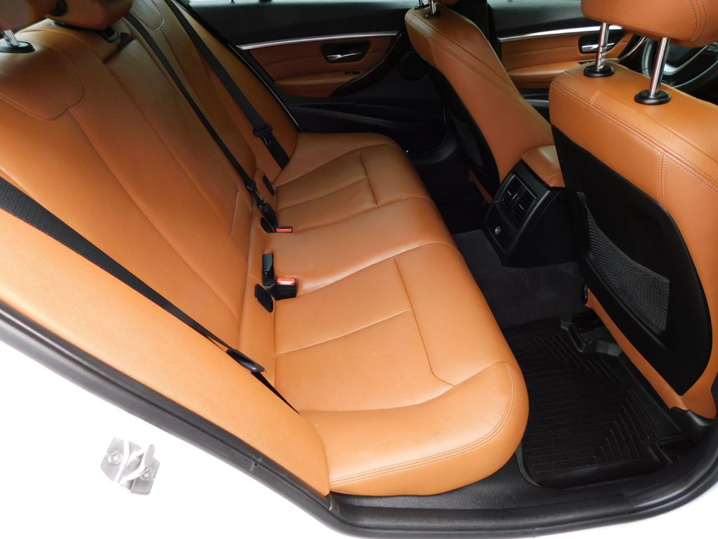 2017 BMW 3 Series Image 31