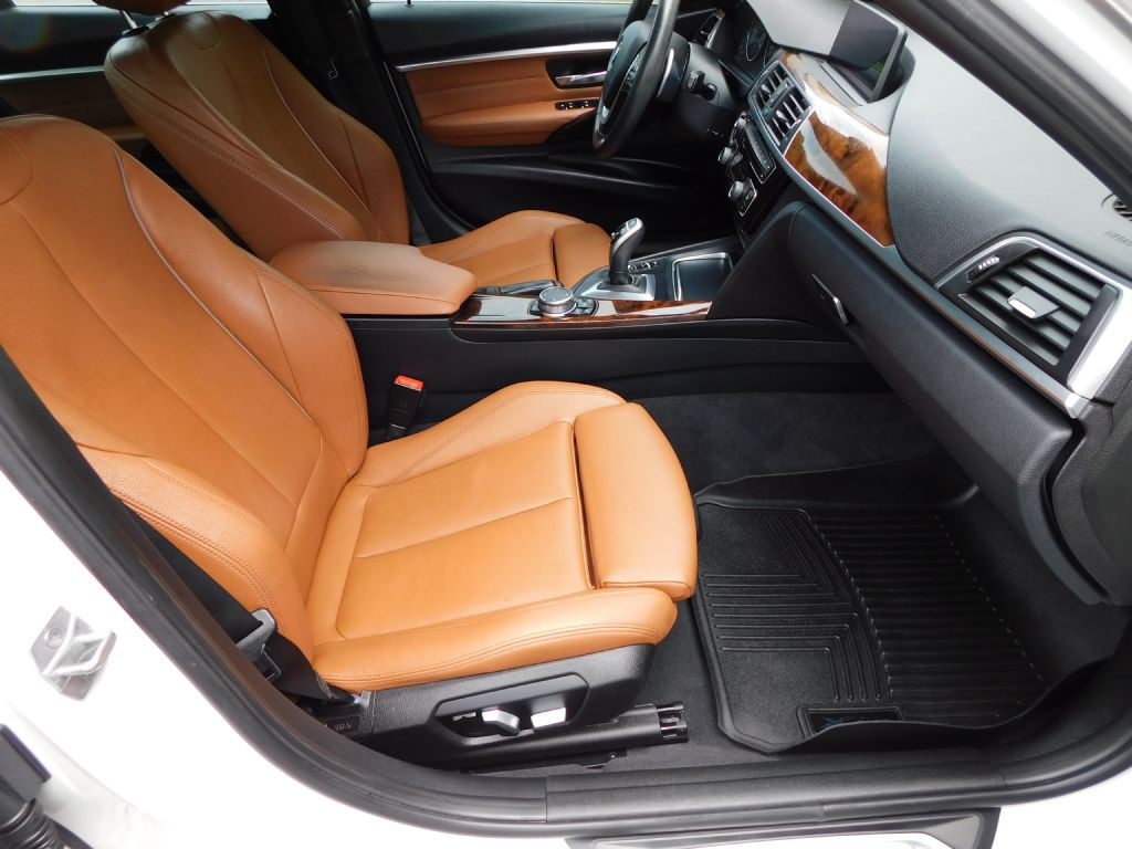 2017 BMW 3 Series Image 32