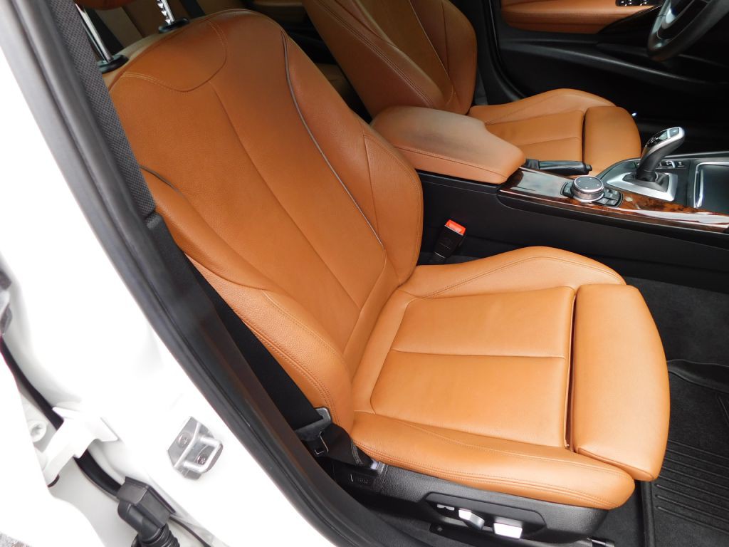 2017 BMW 3 Series Image 33