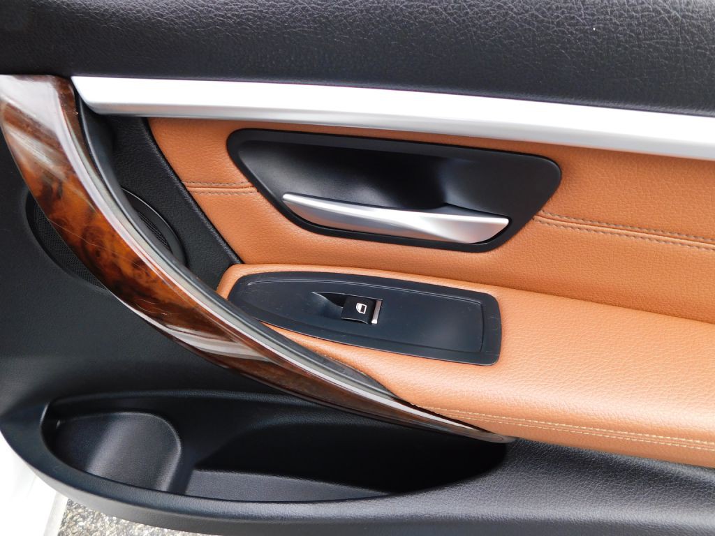 2017 BMW 3 Series Image 36