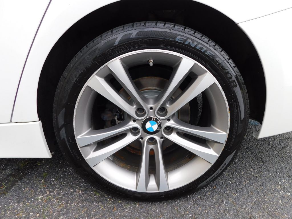2017 BMW 3 Series Image 39
