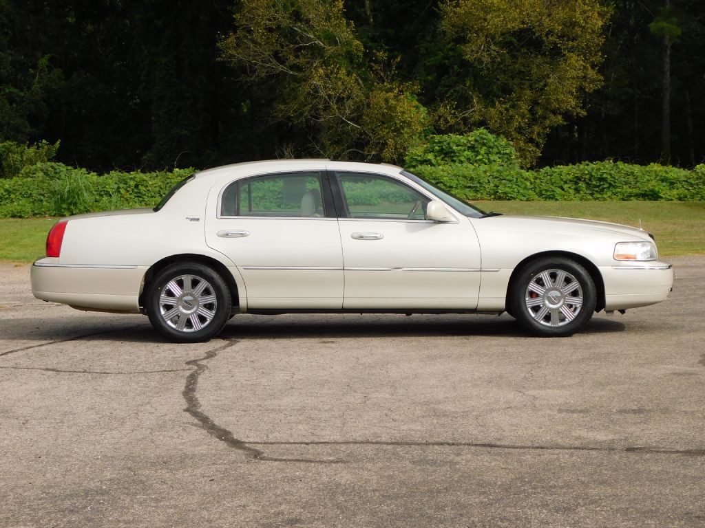 2005 Lincoln Town Car Image 3
