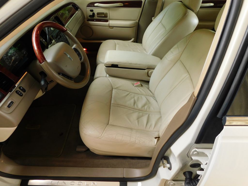 2005 Lincoln Town Car Image 8