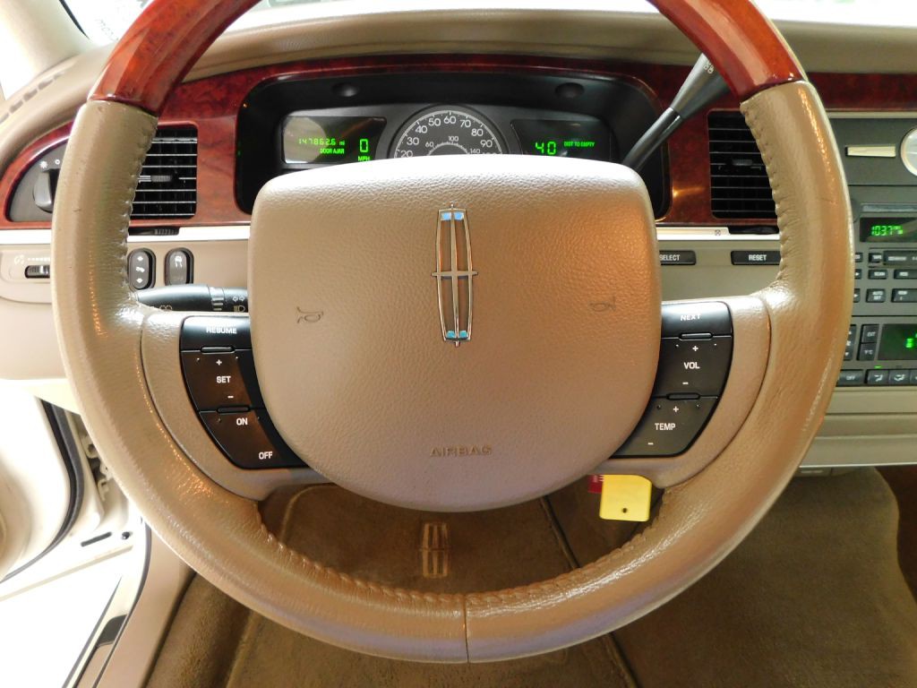 2005 Lincoln Town Car Image 11