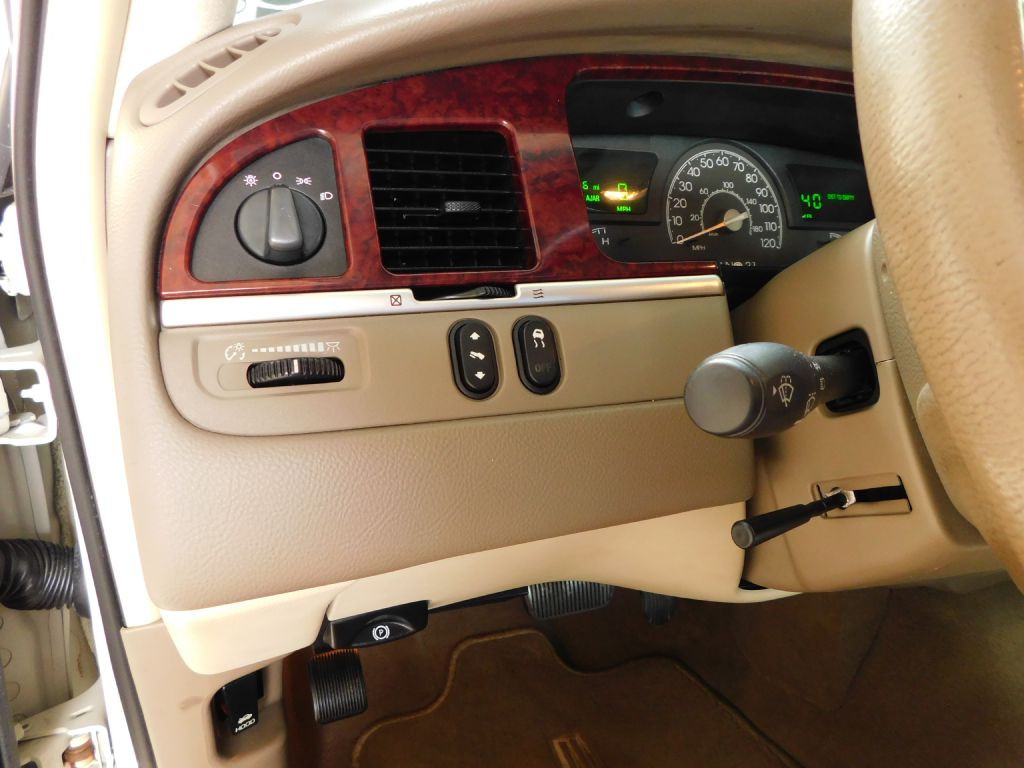2005 Lincoln Town Car Image 12