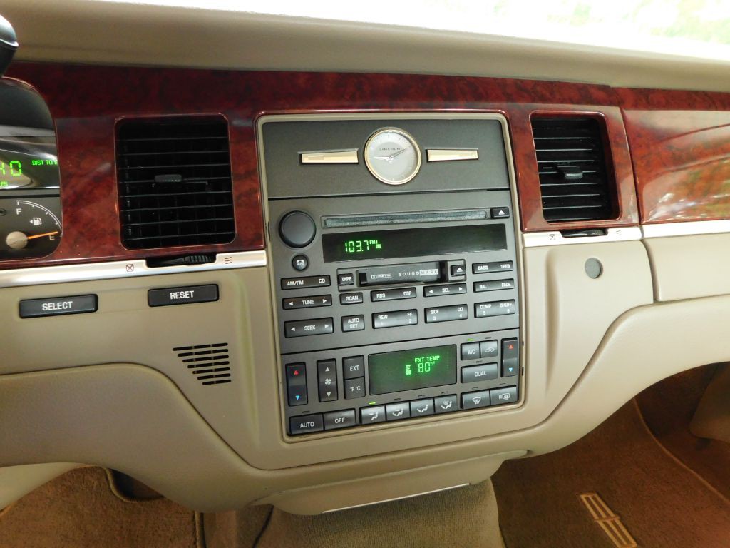 2005 Lincoln Town Car Image 13