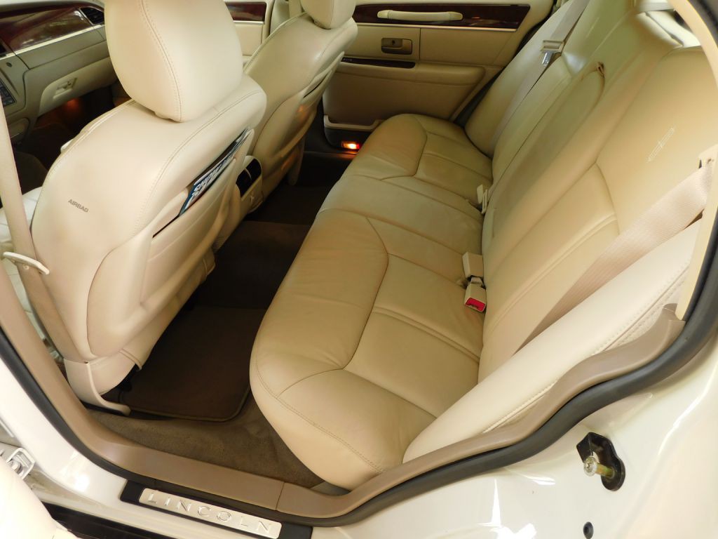 2005 Lincoln Town Car Image 24