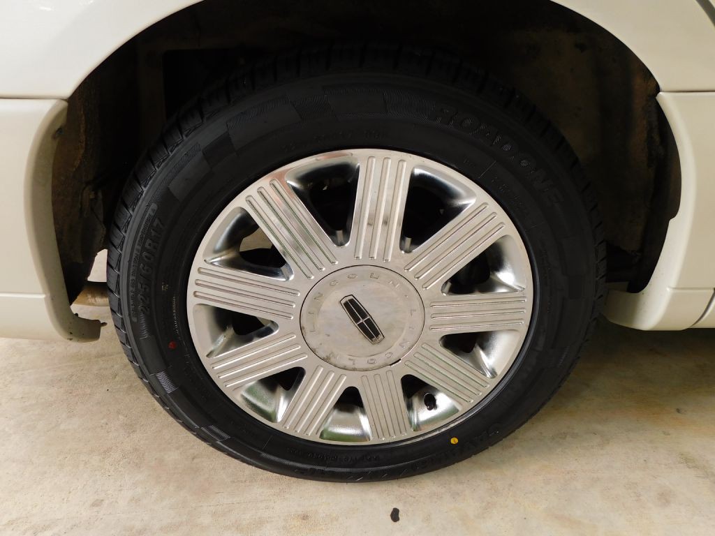 2005 Lincoln Town Car Image 39