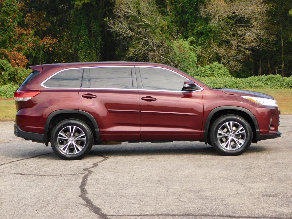 2017 Toyota Highlander Image 2
