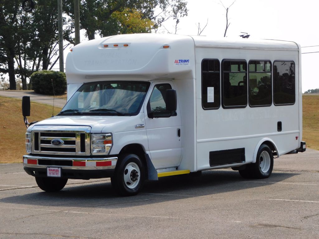 2017 Ford Econoline Image 2