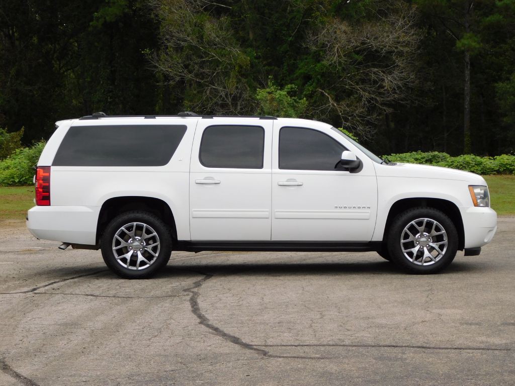 2013 Chevrolet Suburban Image 3