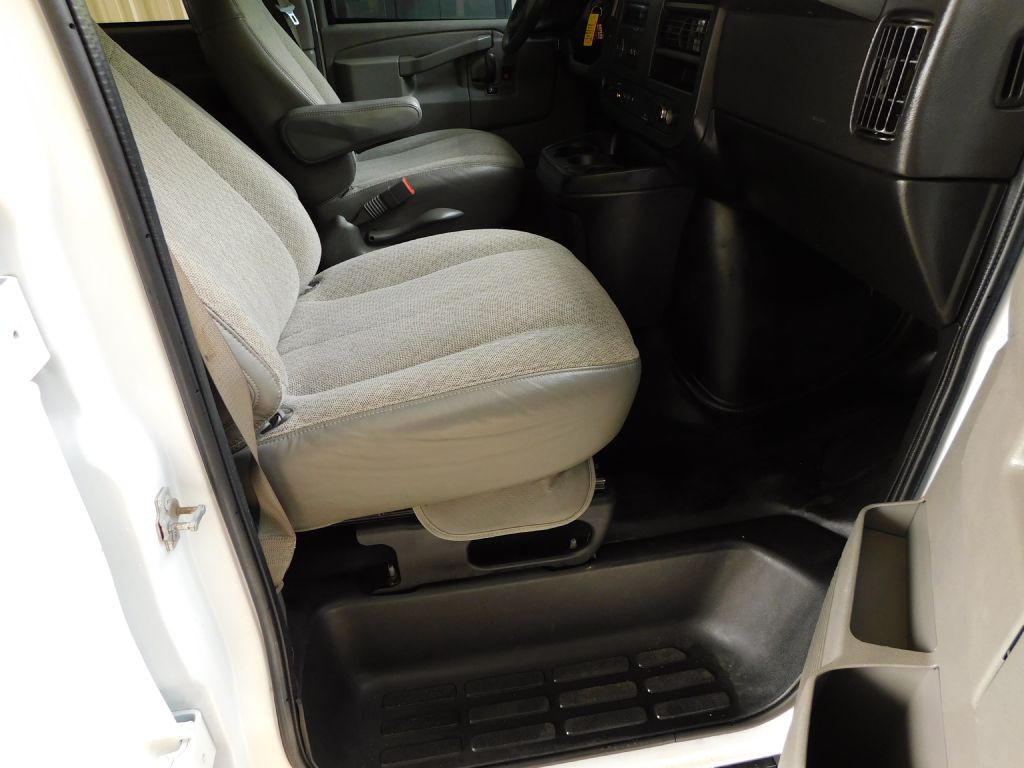 2020 Chevrolet Express Image 25