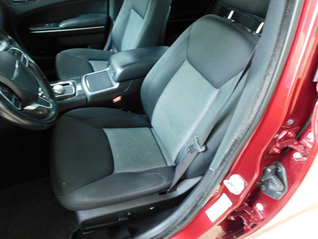 2019 Chrysler 300 Image 9