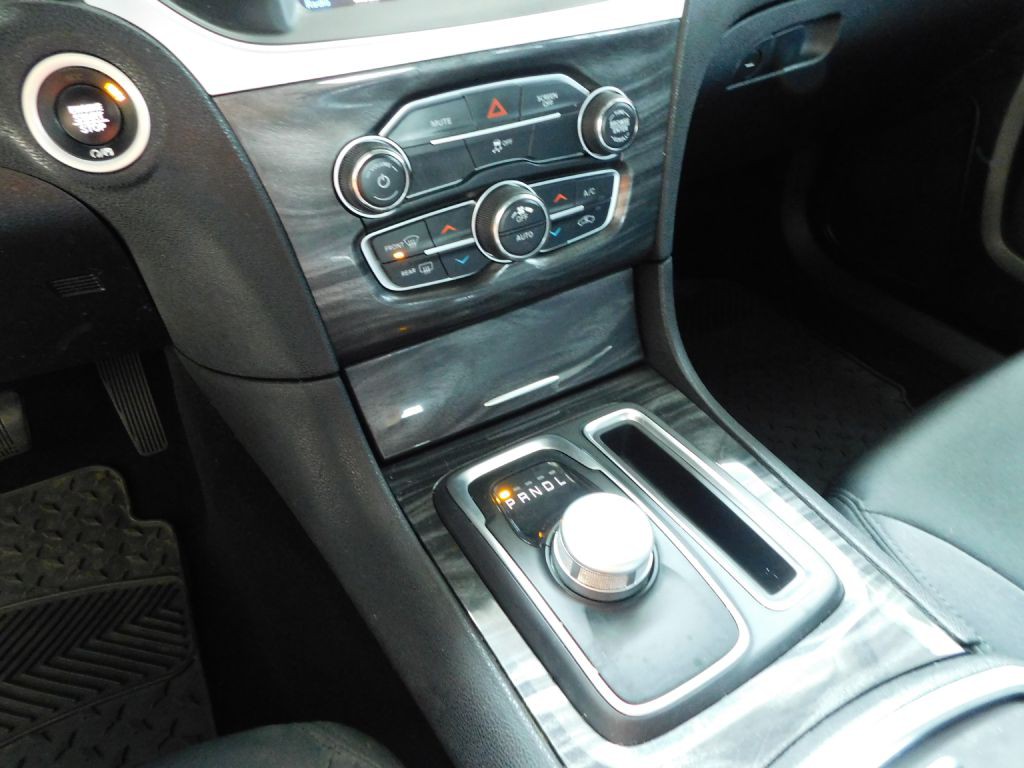2019 Chrysler 300 Image 16