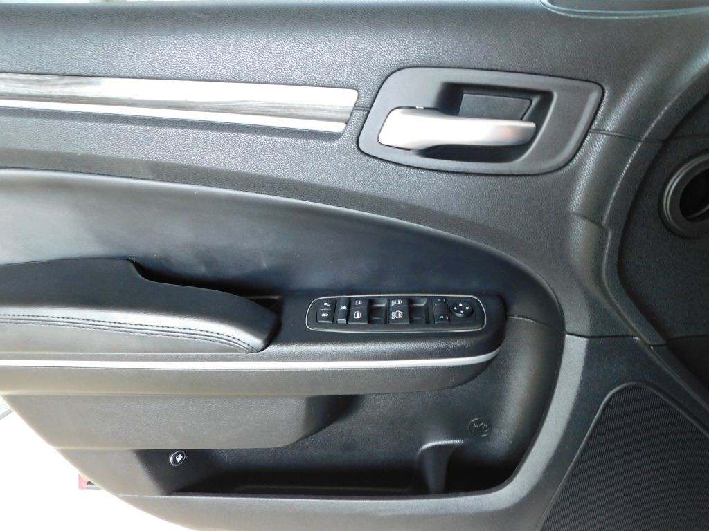 2019 Chrysler 300 Image 23