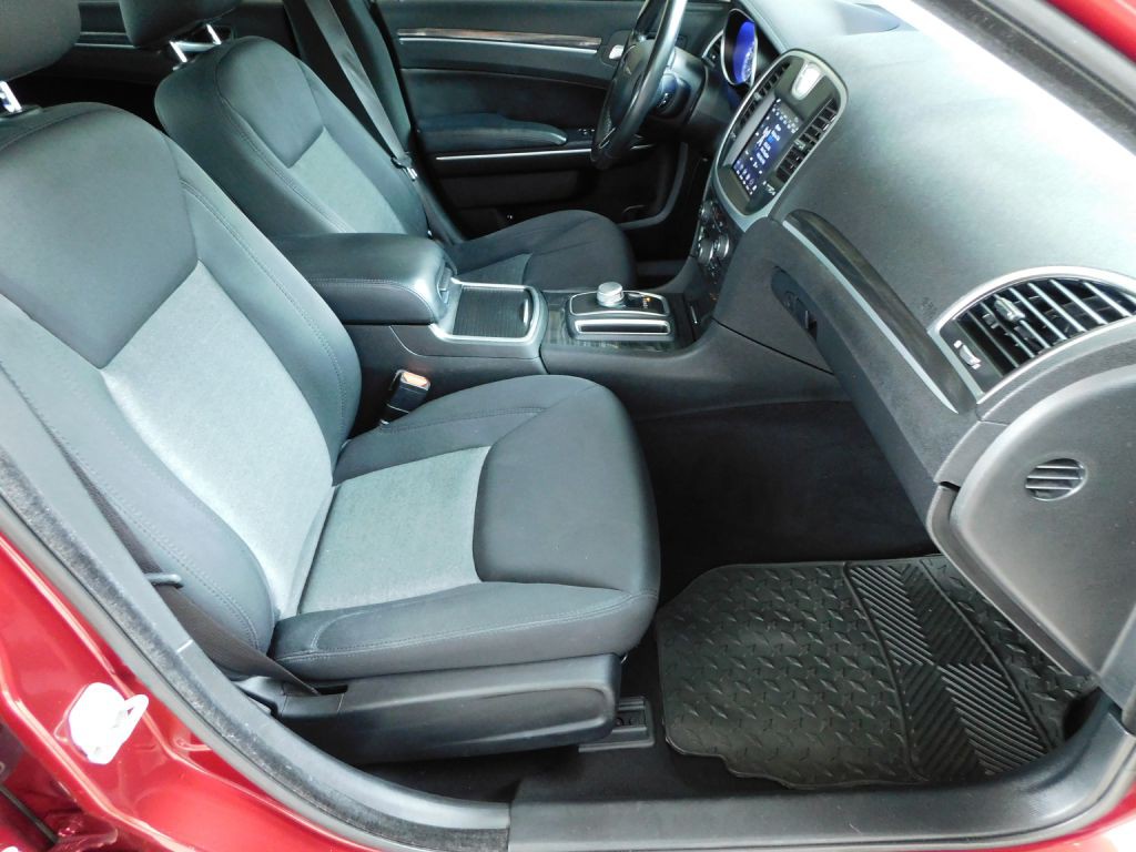 2019 Chrysler 300 Image 30