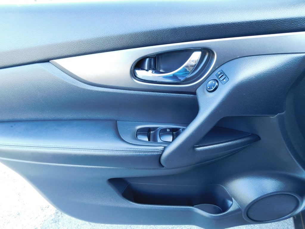 2016 Nissan Rogue Image 19