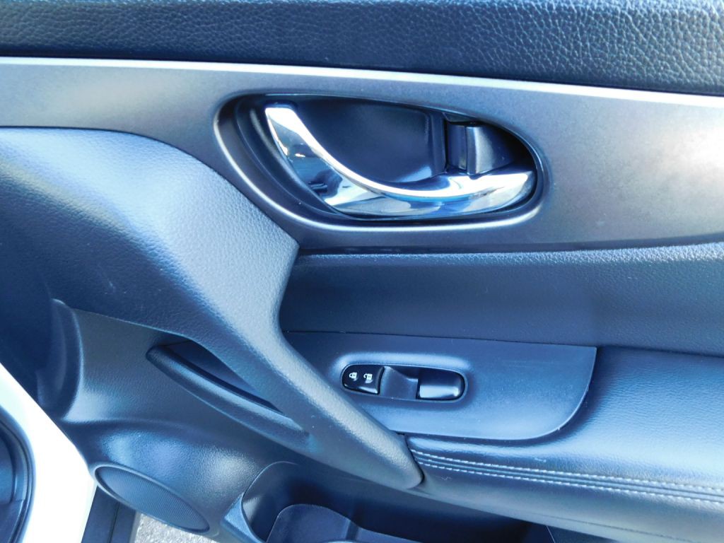 2016 Nissan Rogue Image 31