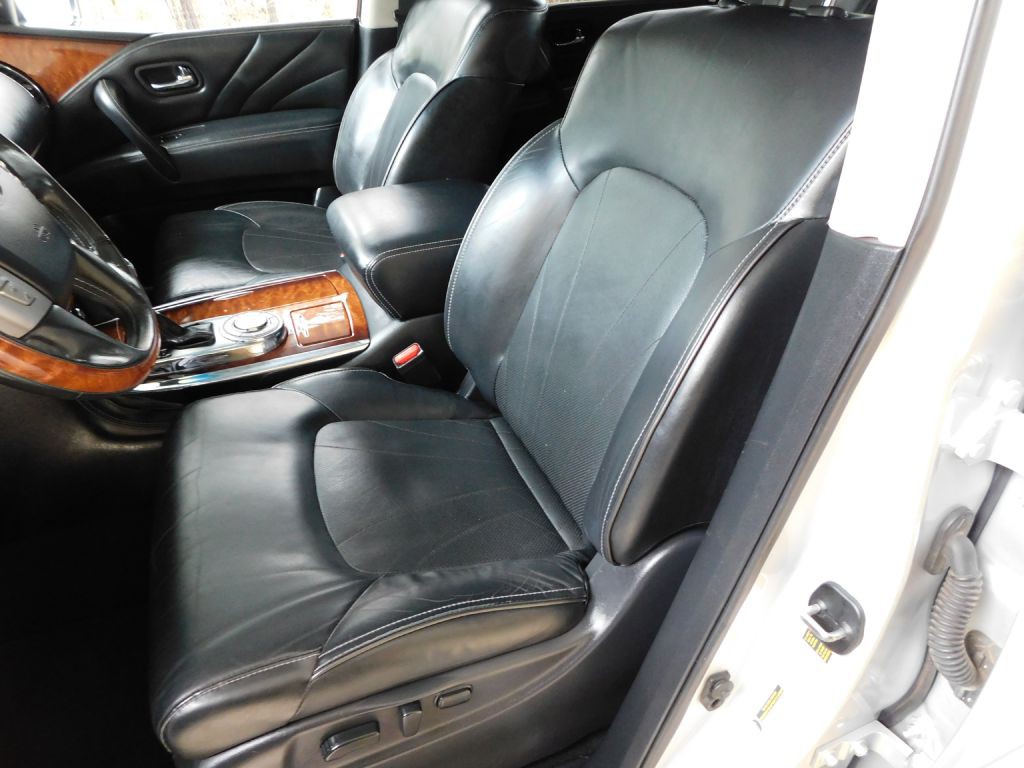 2017 INFINITI QX80 Image 9