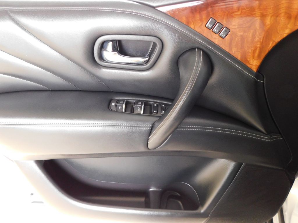 2017 INFINITI QX80 Image 24