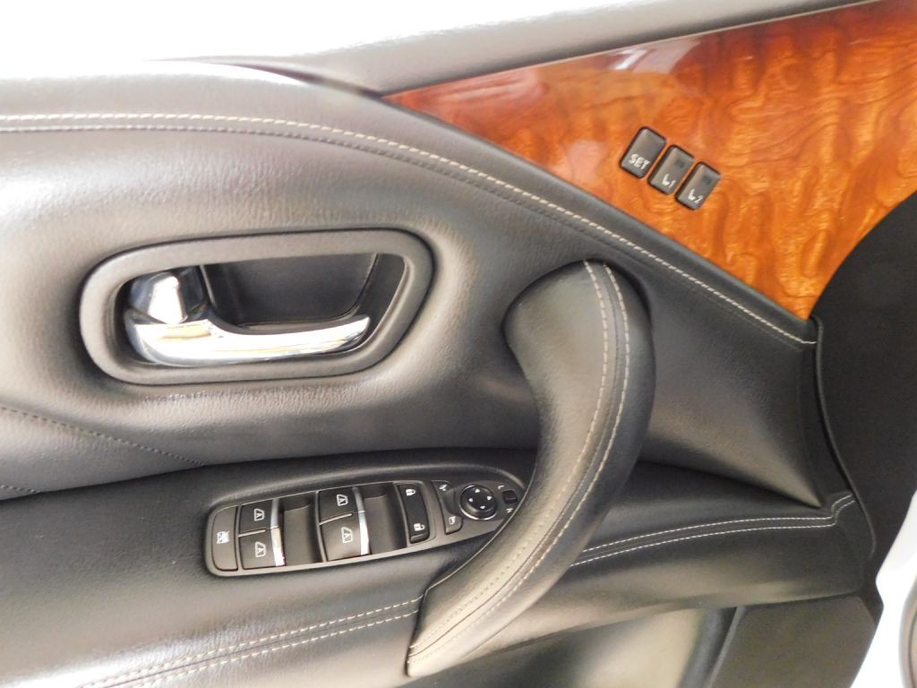 2017 INFINITI QX80 Image 25