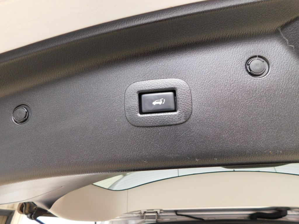 2017 INFINITI QX80 Image 36