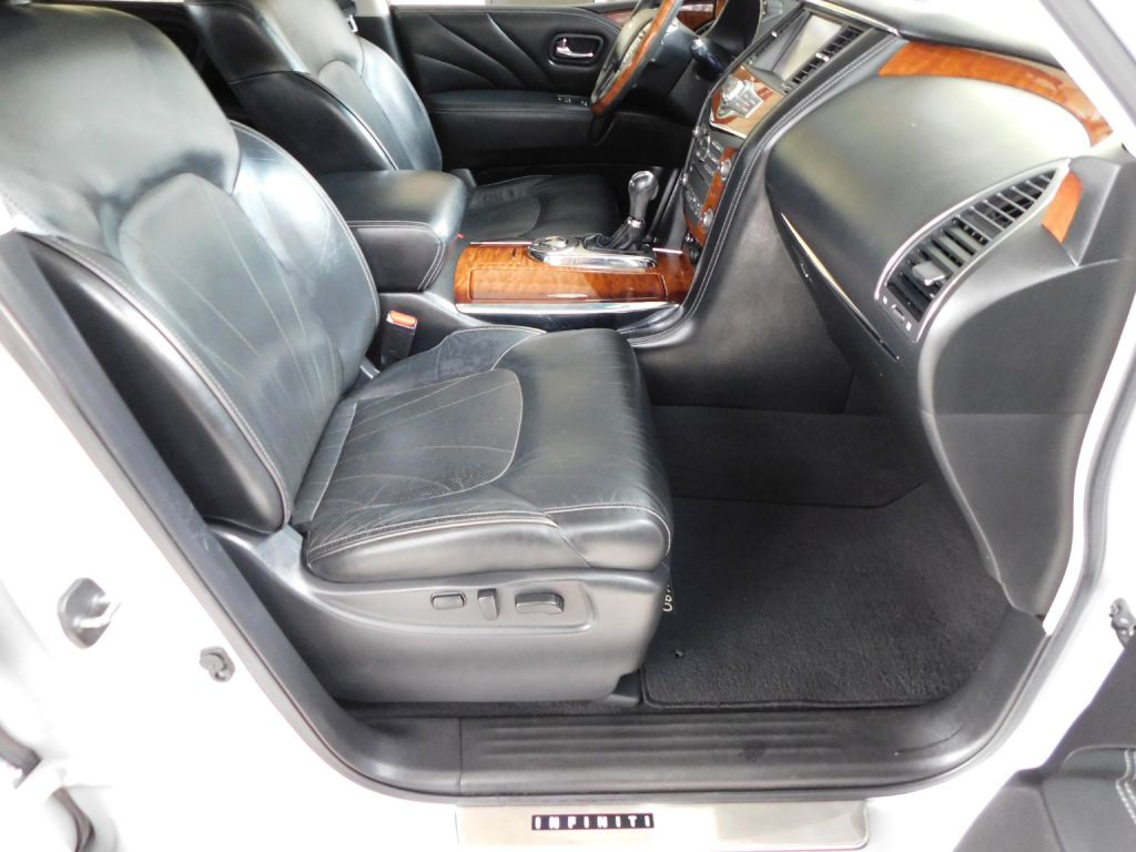 2017 INFINITI QX80 Image 40